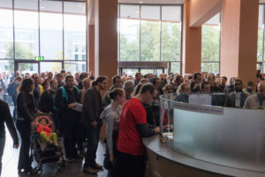 Die Schlange vor den Kassen am Donnerstag Mittag