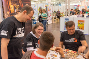 Bei Corax Games warf der Standchef immer wieder ein prüfendes Auge auf die Züge der Spieler